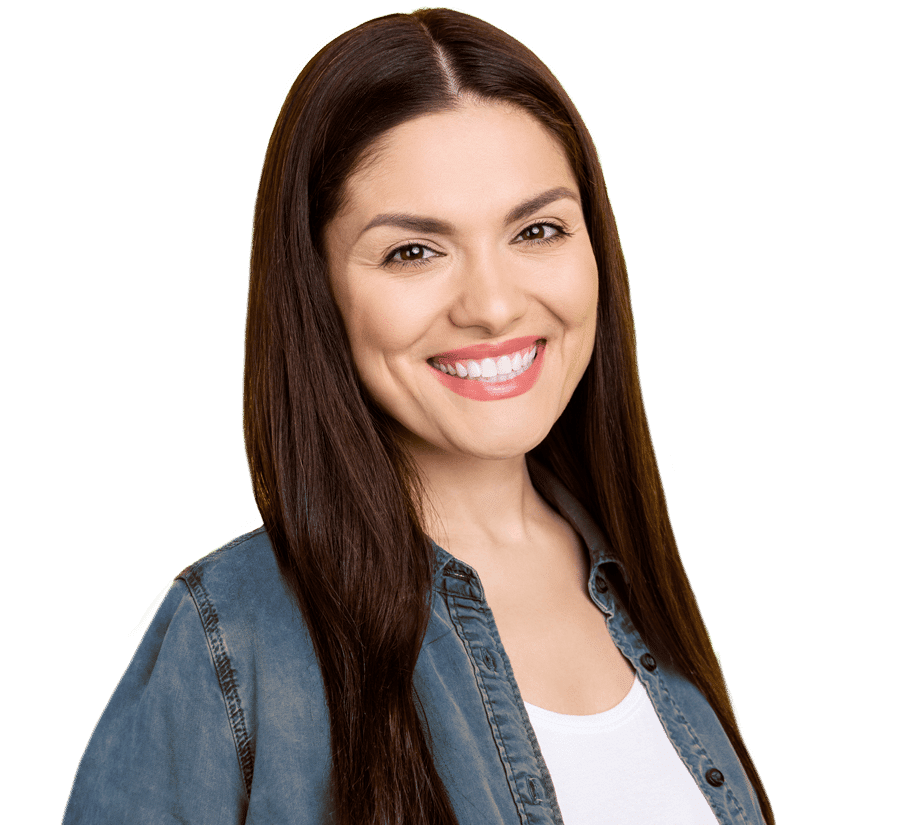 Une femme qui sourit à la caméra