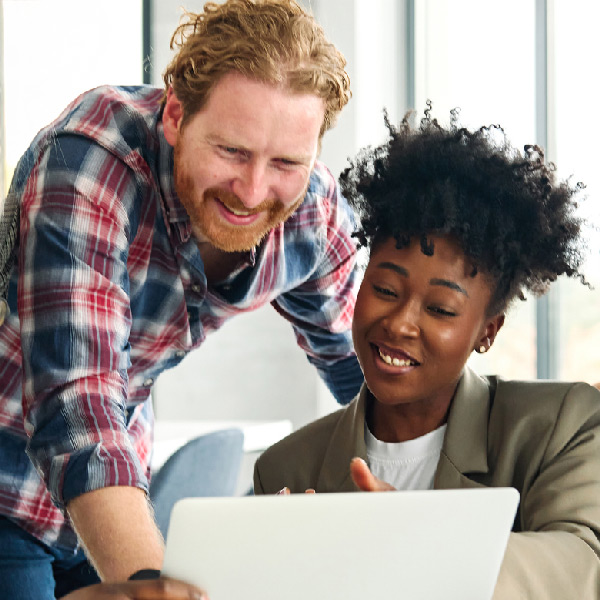 Deux personnes collaborant à un projet
